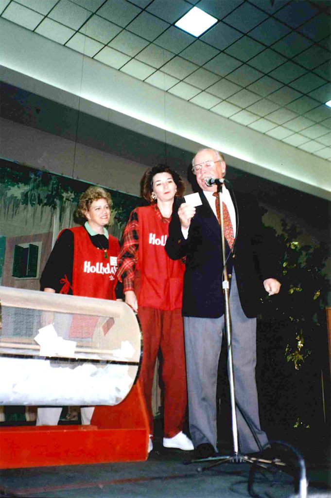 Simone Nugent (center) and Marvis Cadwallader help Audubon Ford’s Gwin Montgomery pick the raffle winner’s name at the 1990 market. Photo courtesy of JLBR.