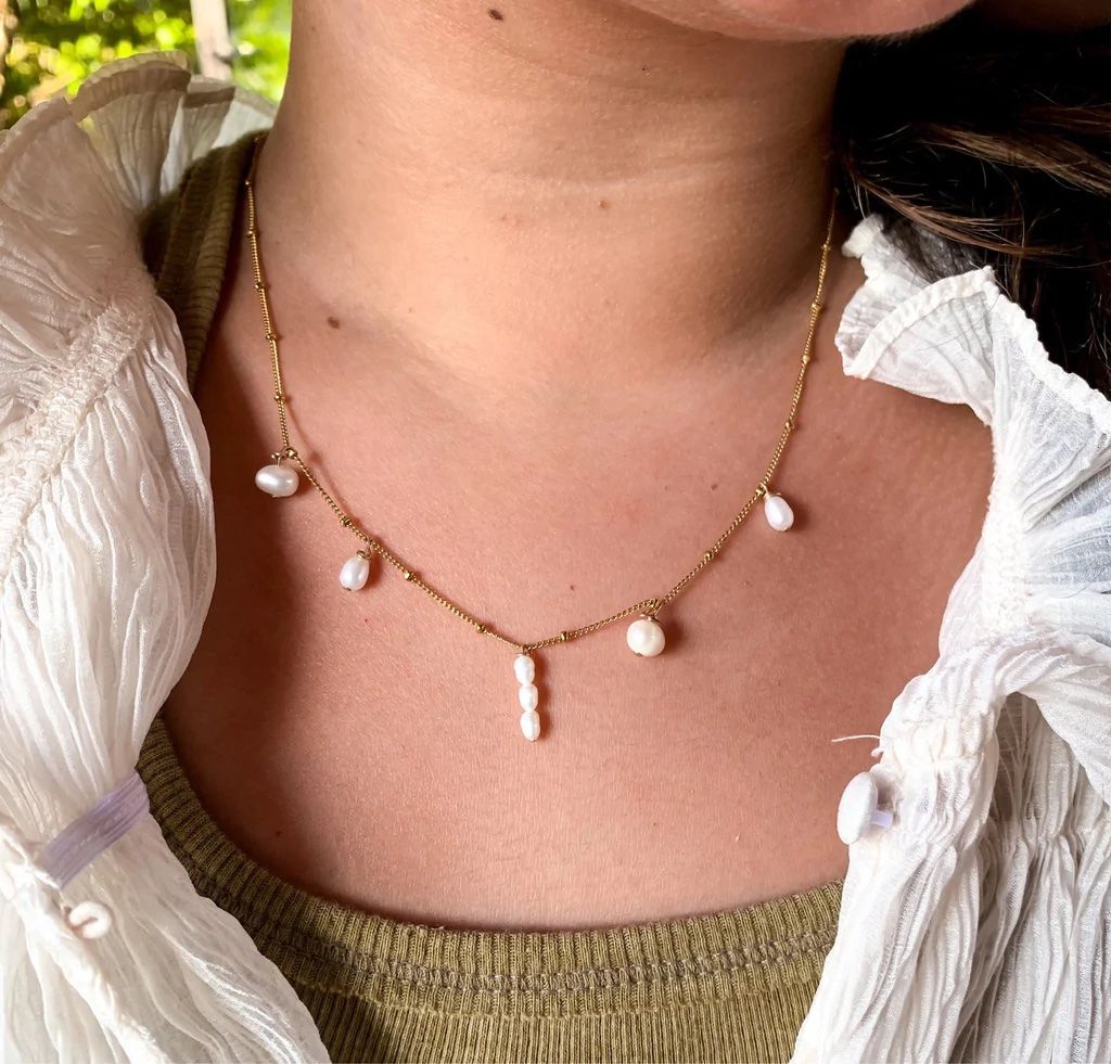 Needing help in finding this gorgeous necklace on Kendall Toole! It has a  horseshoe type toggle/clasp on it and I can't find it anywhere! : r/jewelry